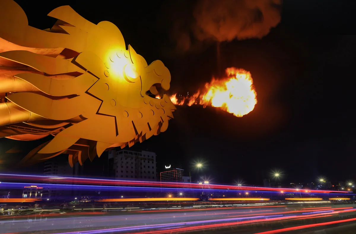 Dragon Bridge Da Nang Guide 2026: Show & Route Plan