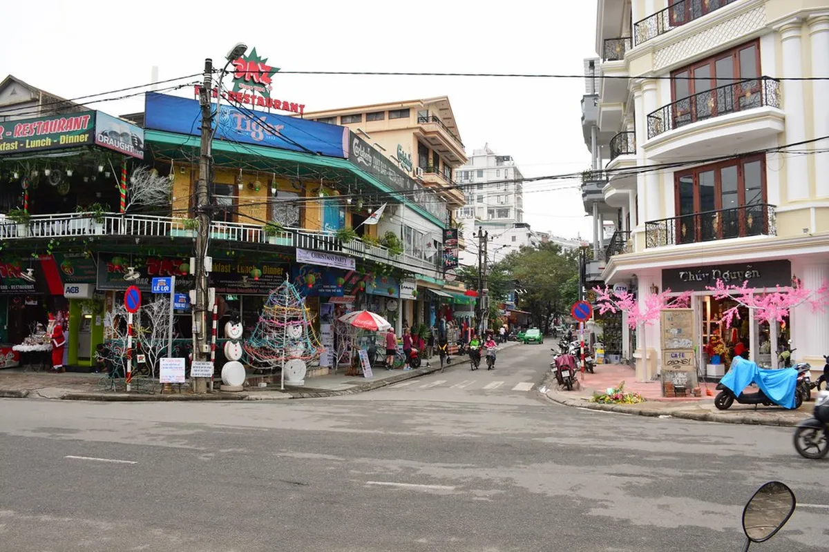 Pham Ngu Lao: Central Hub for First-Time Visitors in Hue during independent travel in Vietnam