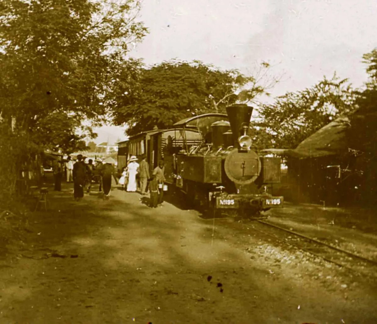 Annam, Tourane, 1906 – Le train en gare (Fonds Sallet), contextual view for travelers planning a trip in Vietnam