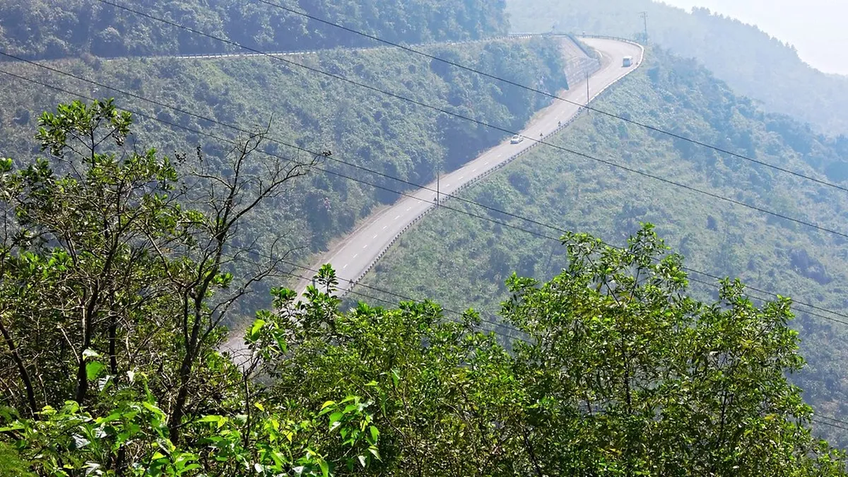 How to Travel the Hai Van Pass in Central Vietnam, contextual view for travelers planning a trip in Vietnam
