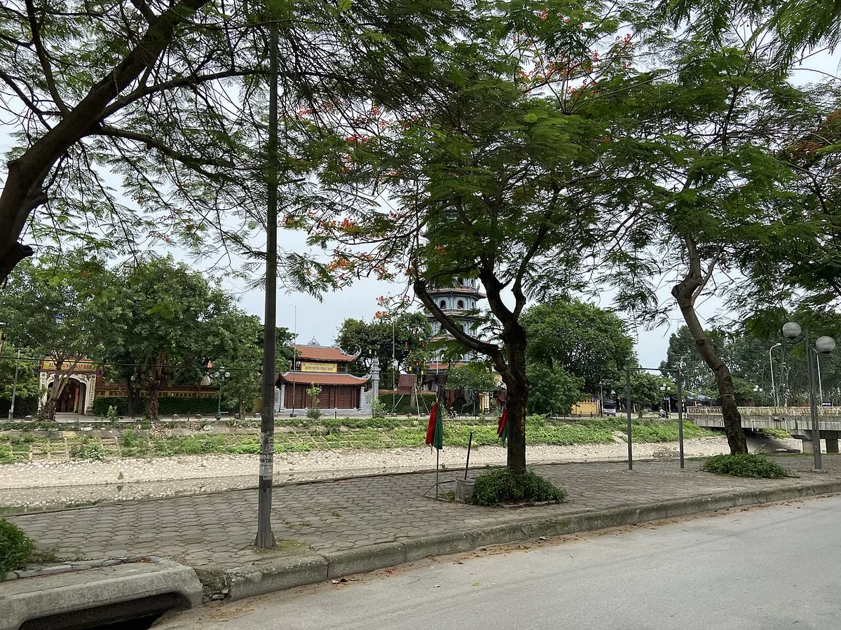 Kim Giang Road, Hanoi, shown in the How to Book and Travel: Step-by-Step section of this Vietnam travel guide