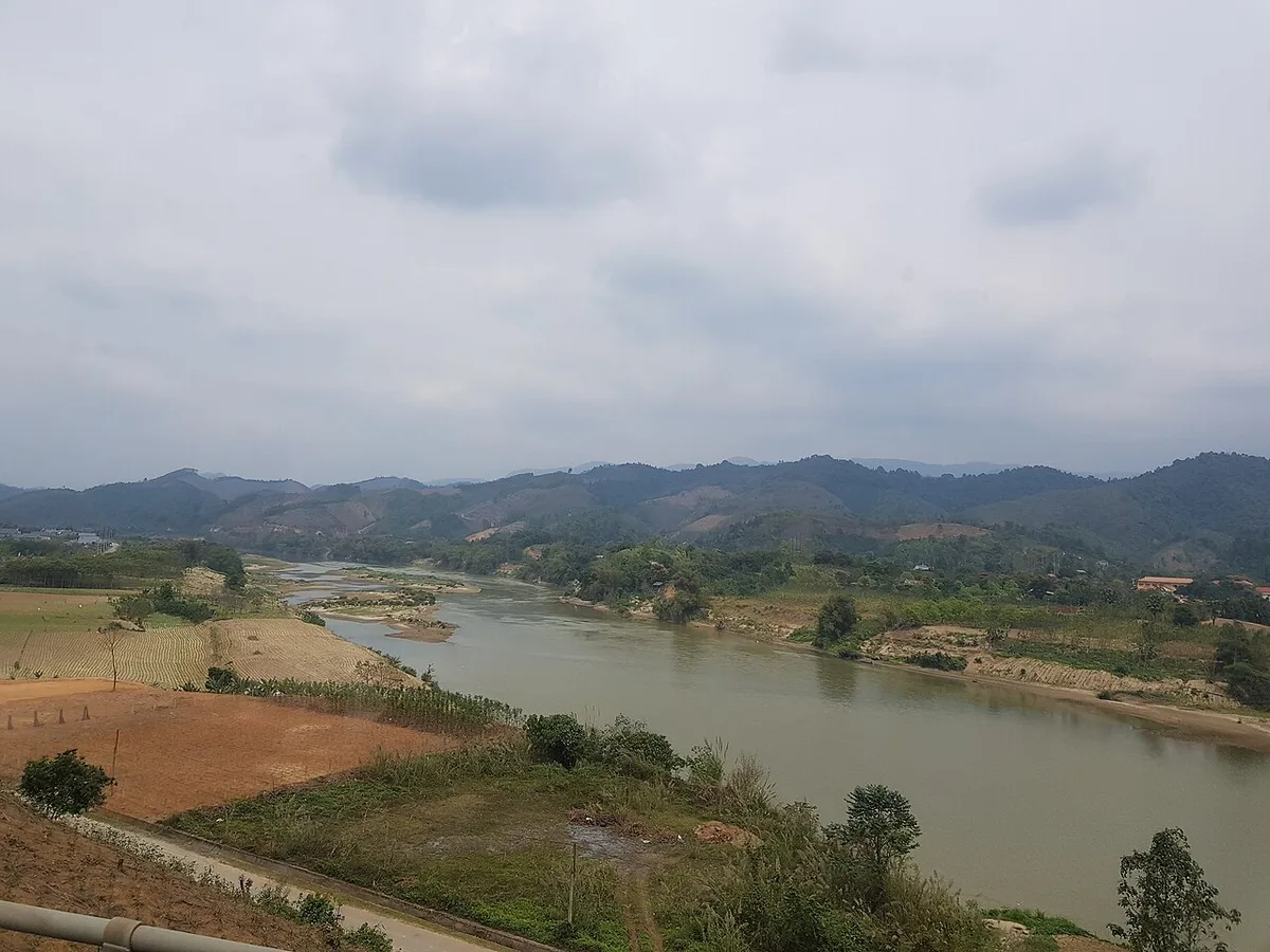 Rode Rivier SaPa Hanoi Lao Cai., contextual view for travelers planning a trip in Vietnam